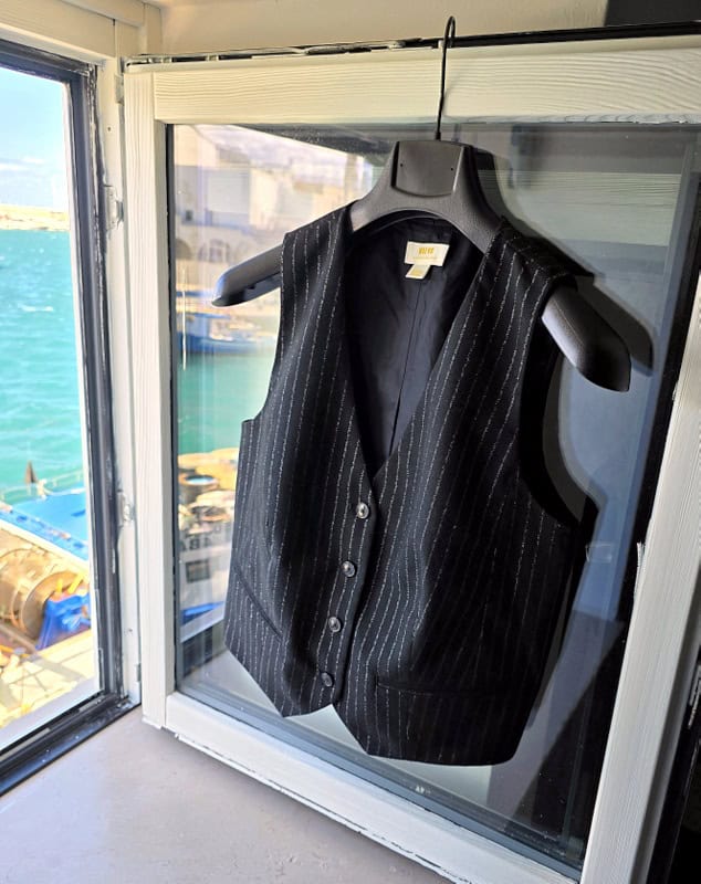 how to pack light and look chic